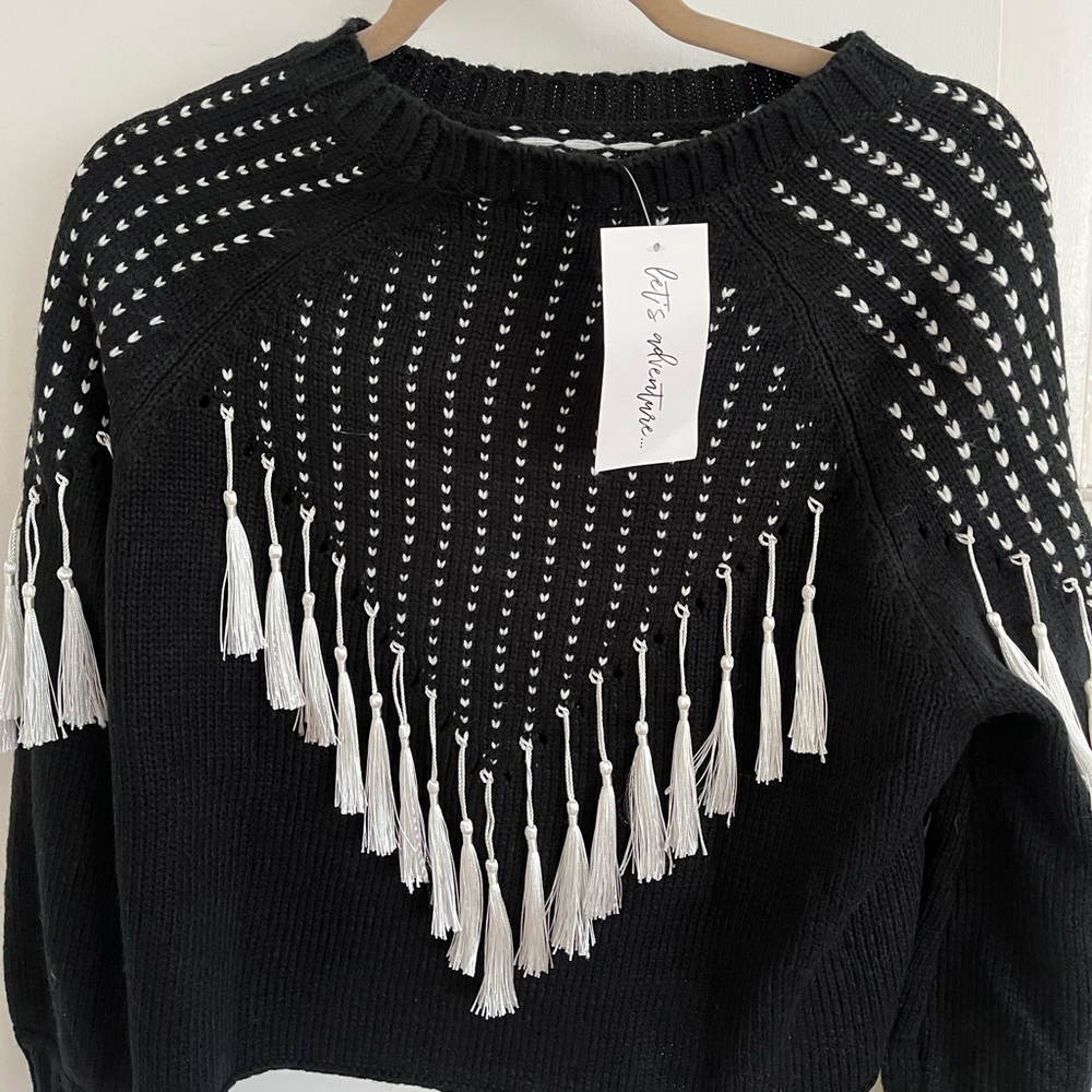 Cute crew neck cropped sweater with white tassles